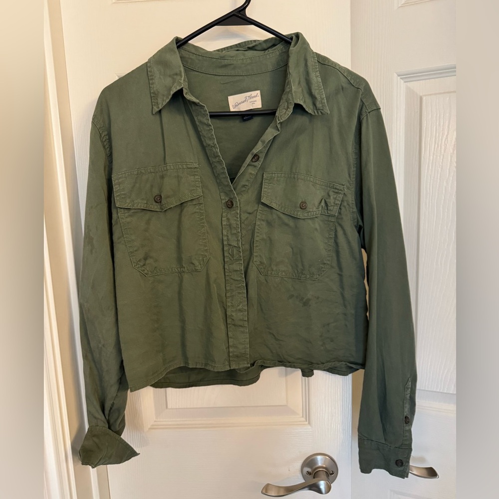 Women’s medium Universal Thread cropped button down shirt.